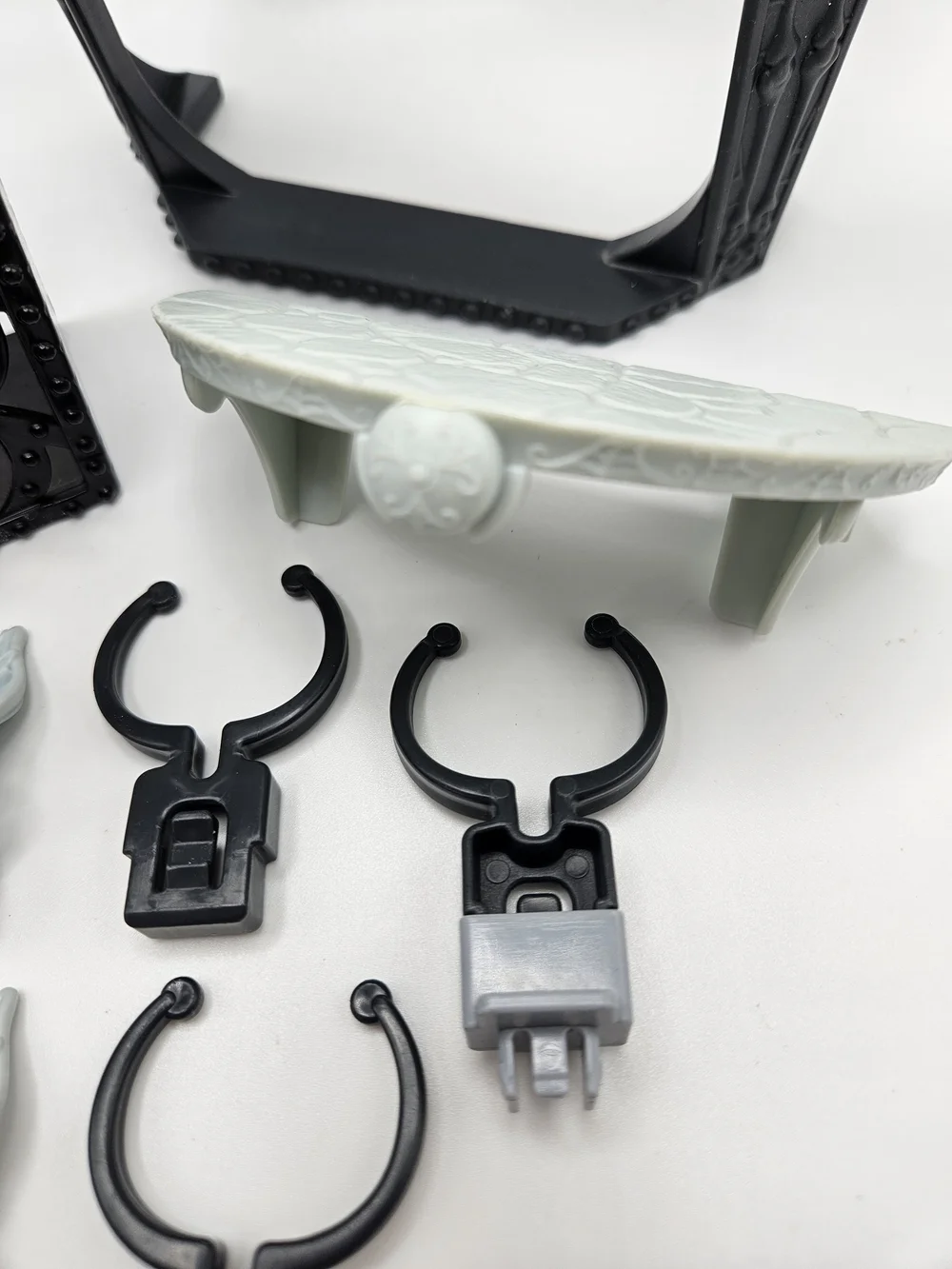 Monster High Deadluxe High School Replacement Part Lot Gargoyles